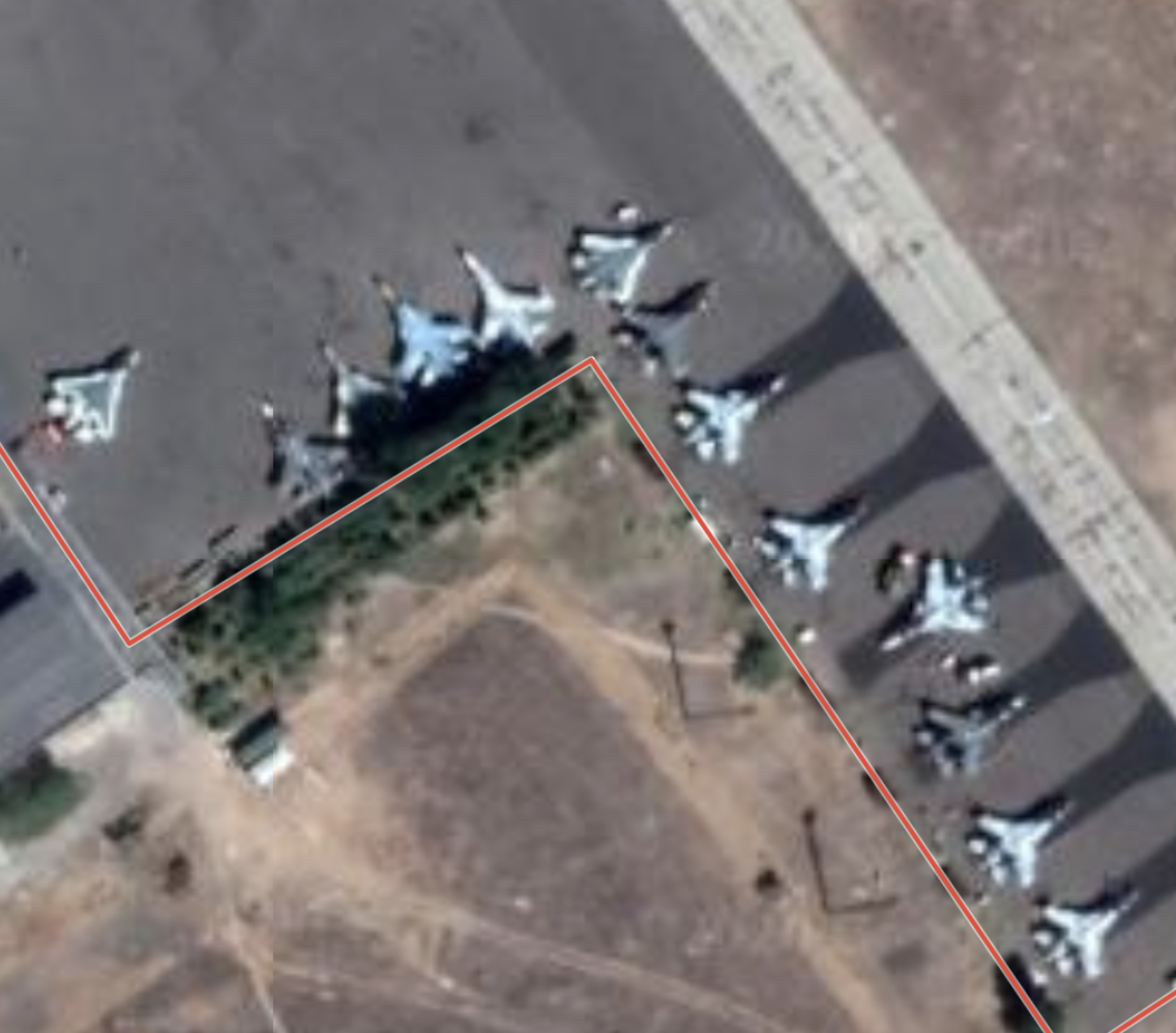 lotnisko w Aktubińsku - wymieszane Su-27, Su-34, Su-35 i wyraźnie widoczne Su-57 (Google Maps)