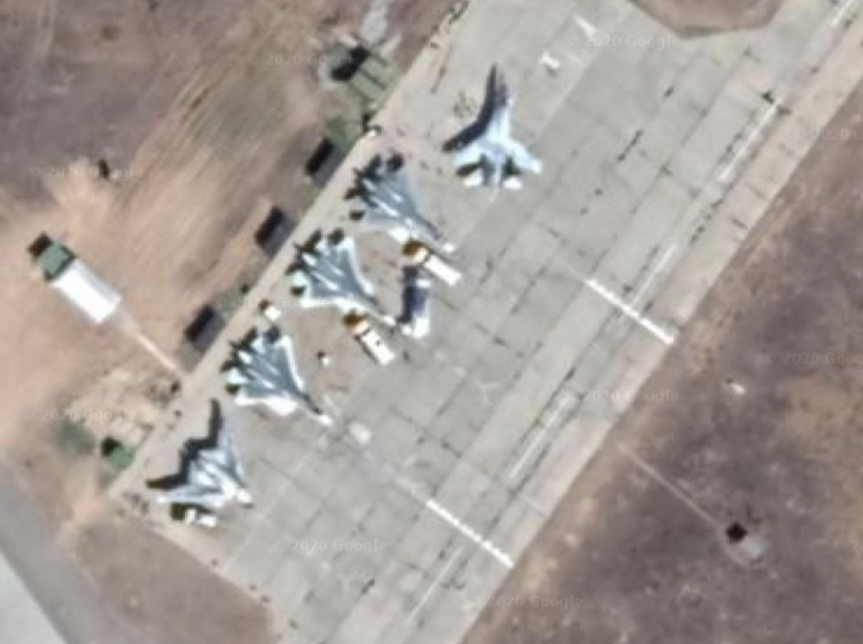 lotnisko w Aktubińsku - wymieszane Su-27 Su-34 Su-35 dron S-70 (Okhotnik-B) i wyraźnie widoczne Su-57 / Google Maps